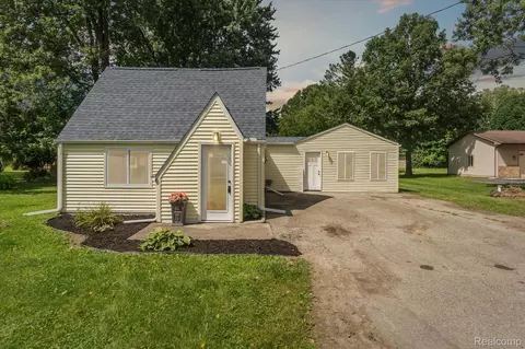 1138 S Vassar Rd, Burton, MI 48509