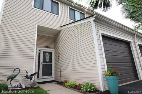 5874 Shore Crt Ct, Independence, MI 48346