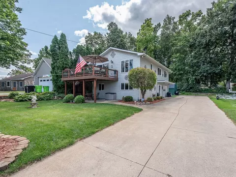 11430 N Shore Dr, Green Oak, MI 48189