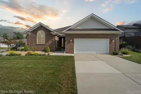 708 Pinecreek Dr, Fenton, MI 48430