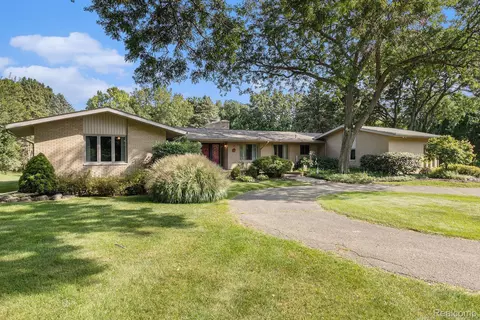 2000 Bamby Ln, Milford, MI 48381