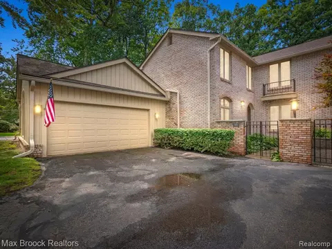 1403 Woodglen Ln, Bloomfield Hills, MI 48304