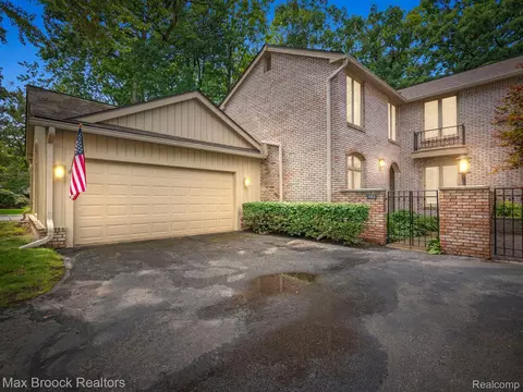 1403 Woodglen Ln, Bloomfield Township, MI 48304