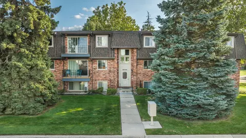206 Riviera Dr, Saint Clair Shores, MI 48080