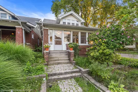 1099 Beaconsfield Ave, Grosse Pointe Park, MI 48230