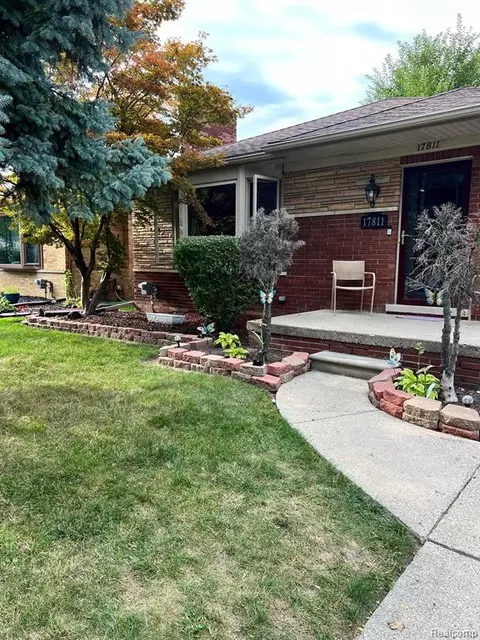 17811 Lincoln Ave, Eastpointe, MI 48021