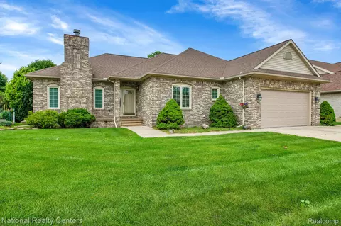 32284 Liparoto Dr, Rockwood, MI 48173
