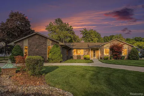 26021 Thorpe Crt Ct, Grosse Ile, MI 48138
