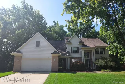 7565 Greenway Ln, West Bloomfield, MI 48324