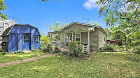 1167 Beach Dr, Lake Orion, MI 48360