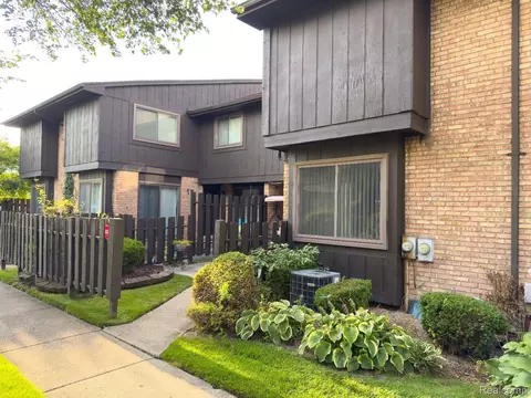 37333 Clubhouse Dr #86, Sterling Heights, MI 48312