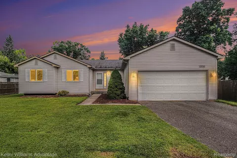 5630 Dons Dr, Waterford, MI 48329