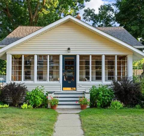 44 Park St, Oxford, MI 48371