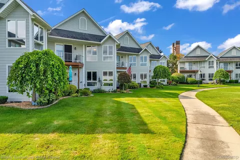 739 Cross Pointe Dr, Port Huron, MI 48060
