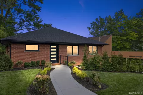 6280 Commerce Rd, West Bloomfield, MI 48324