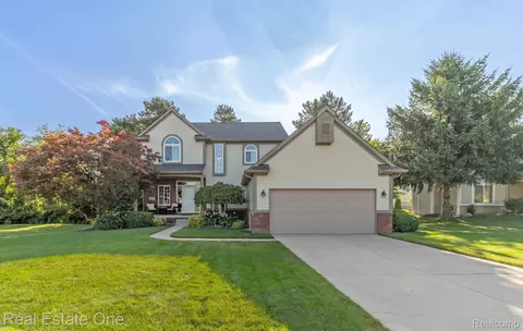 486 Pineland Trl, Waterford, MI 48327