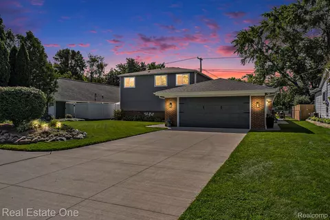 386 E Glass Rd, Brandon, MI 48462