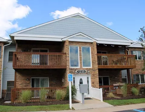 1235 Harbour Dr, Trenton, MI 48183