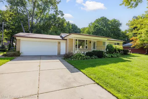 53086 Dryden St, Shelby Township, MI 48316