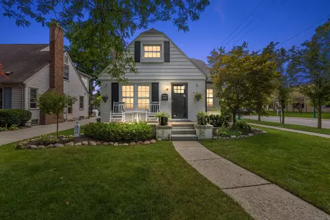 10867 Hart Ave, Huntington Woods, MI 48070