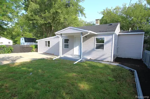 1106 W Judd Rd, Flint, MI 48507