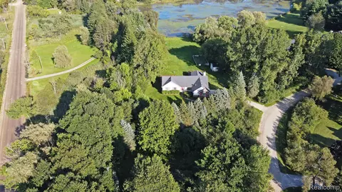 1025 Meadow Lake Ln, Brandon, MI 48462