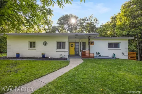 23855 Beech Rd, Southfield, MI 48033