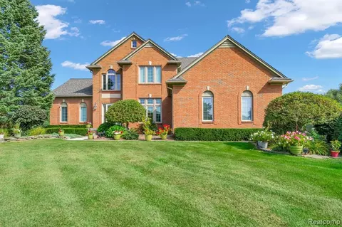 858 Woodside Ct, Lake Orion, MI 48359