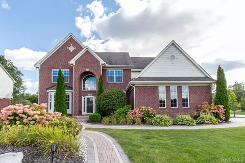 2560 Lynwood Dr, Troy, MI 48083