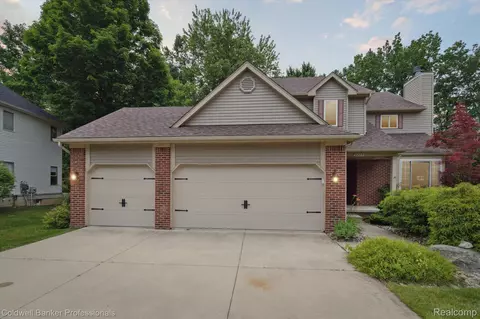 6220 Woodridge Ln, Grand Blanc, MI 48439