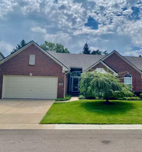 553 Woodhaven Dr, Commerce, MI 48390