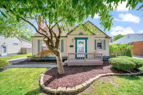 21830 Stephens St, Saint Clair Shores, MI 48080