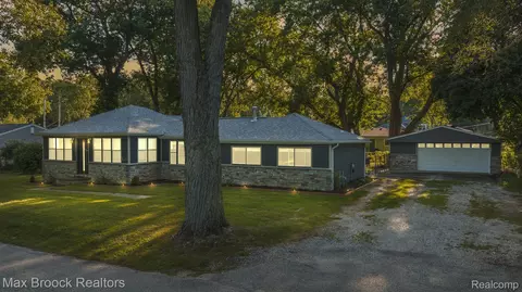 4528 Bethune, West Bloomfield, MI 48323