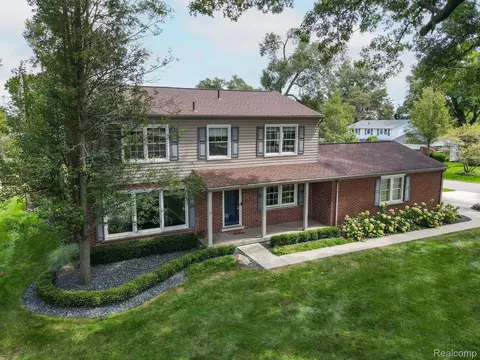 55112 Monroe Dr, Shelby Township, MI 48316