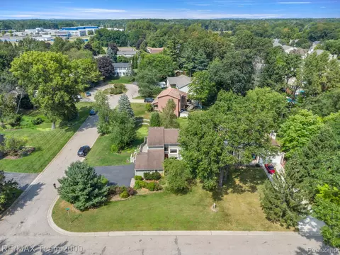 1655 Spruce Dr, Commerce, MI 48390