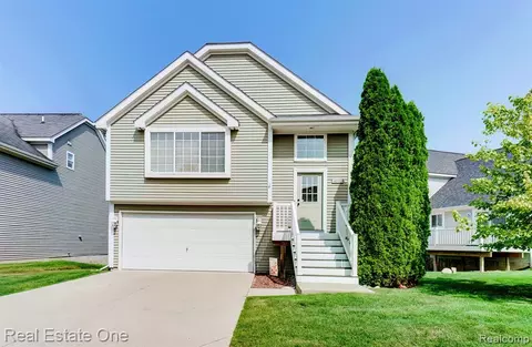 4523 Sunflower Cir, Clarkston, MI 48346