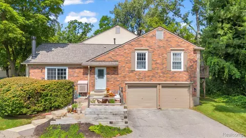 1051 Paint Creek Ln, Rochester Hills, MI 48306