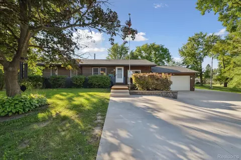10003 Nimphie Rd, Tyrone, MI 48430