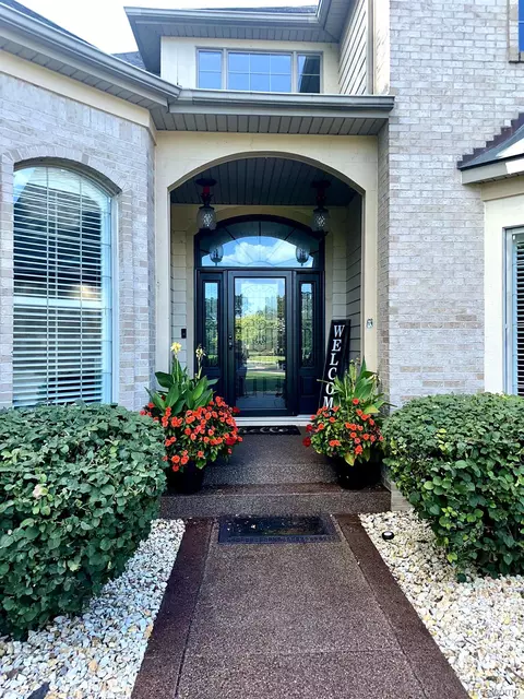 25038 Hazelnut Crt Ct, Grosse Ile, MI 48138