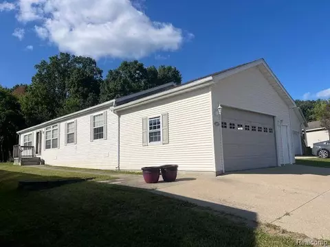 16022 Windsor Ln, Holly, MI 48442