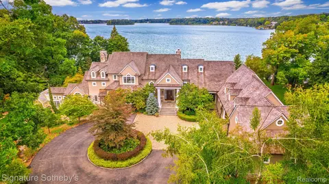 214 Gallogly Rd, Lake Angelus, MI 48326