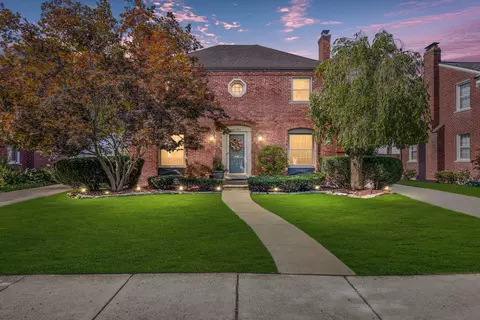 1585 Fairholme Rd, Grosse Pointe Woods, MI 48236