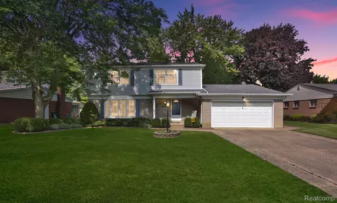 4251 Washington Crescent Dr, Troy, MI 48085
