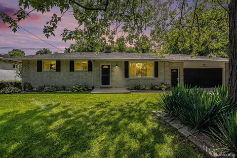 748 Joyceil Dr, Waterford, MI 48328