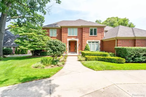 2400 Oak Ridge Dr, Troy, MI 48098