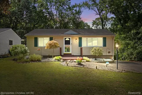 7573 Crestmore St, West Bloomfield, MI 48323