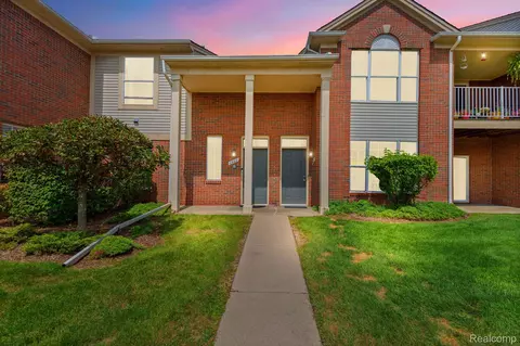 1924 Flagstone Cir, Rochester, MI 48307