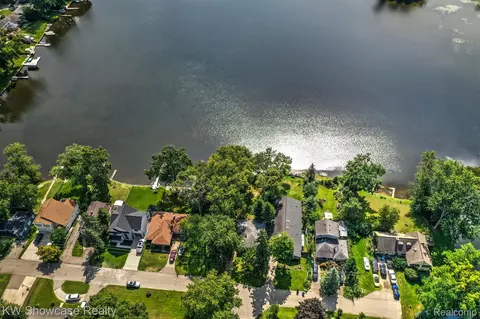 445 Anaconda St, Commerce, MI 48382