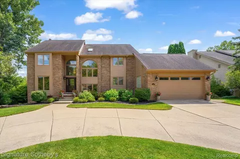 5085 Redwood Crt Ct, West Bloomfield, MI 48323