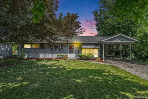 3301 Briarwood Dr, Flint, MI 48507